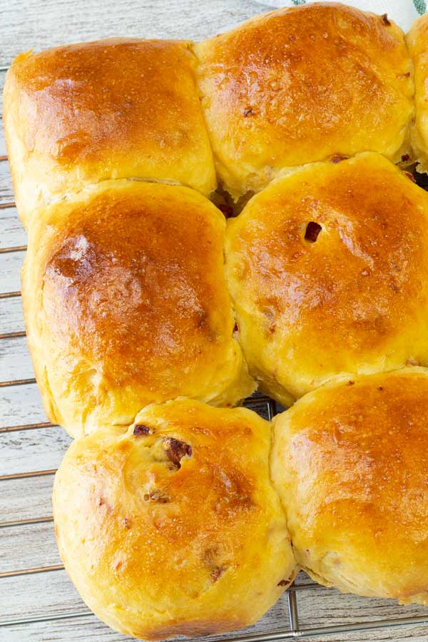 panecillos de patata y chorizo sobre rejilla de enfriamiento.
