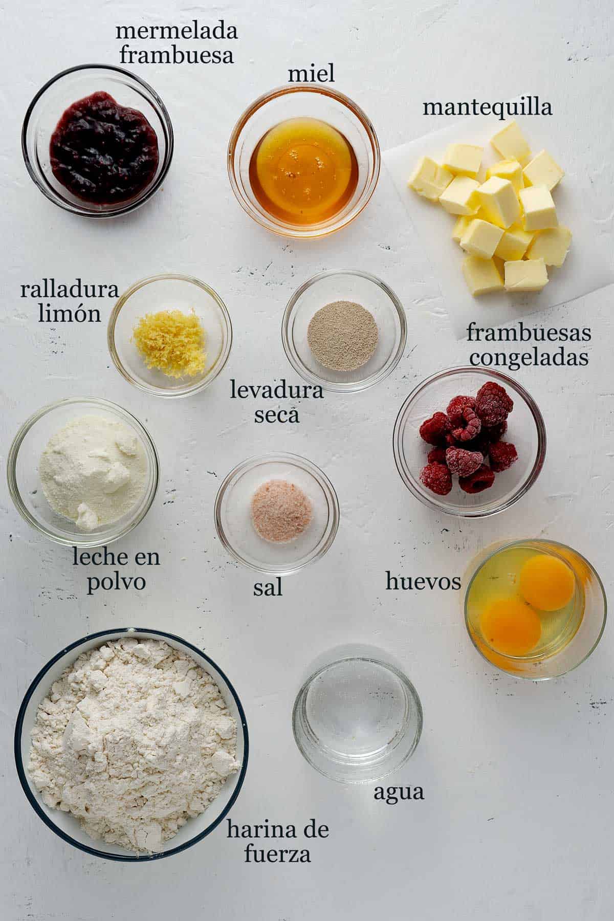 Ingredientes para bollos de frambuesa.
