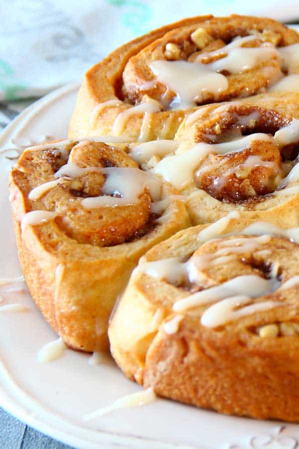 Cinnamon Rolls with Walnuts - El Mundo Eats