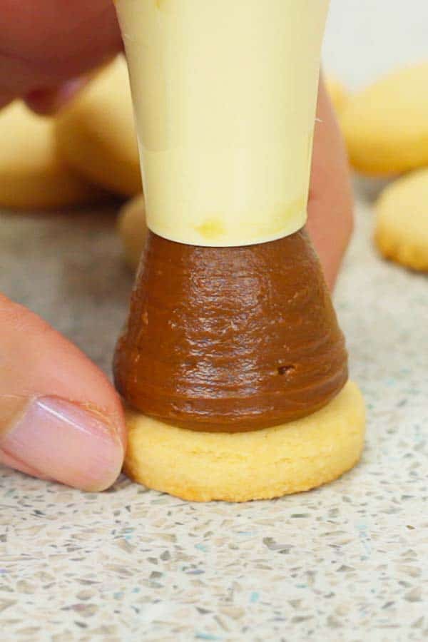 pipping the dulce de leche cone