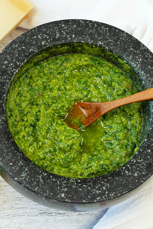 pesto in a mortart