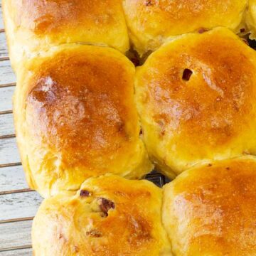panecillos de patata y chorizo sobre rejilla de enfriamiento.