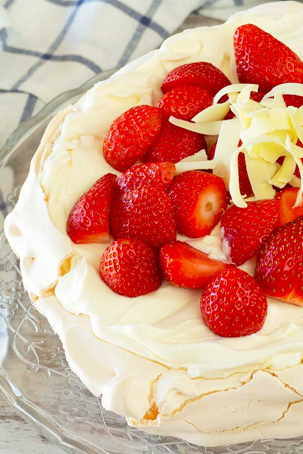 how to make strawberry pavlova
