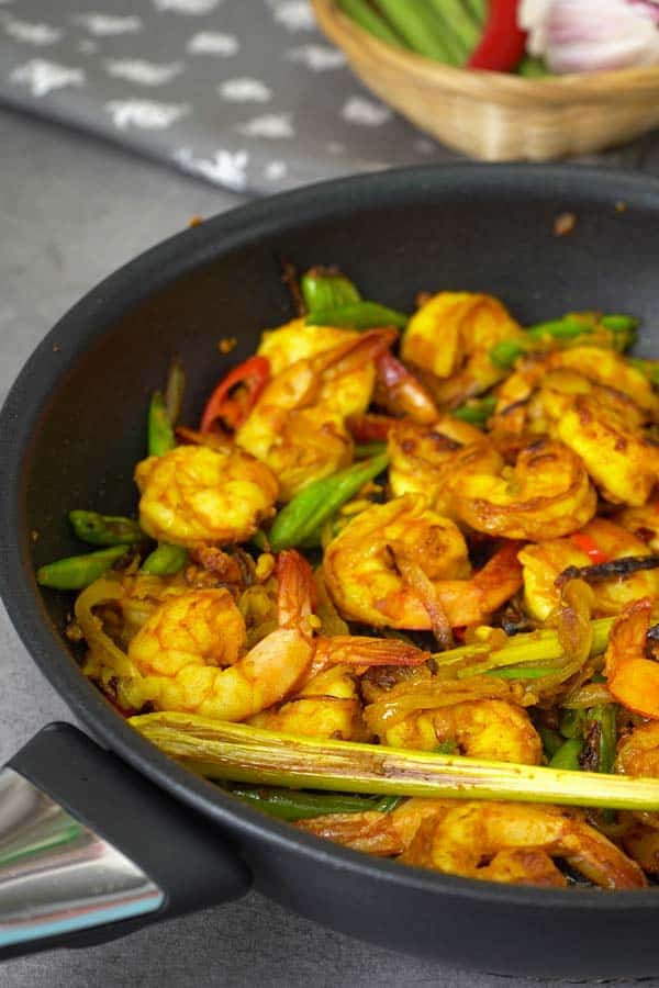 Turmeric stir fry shrimps in the pan