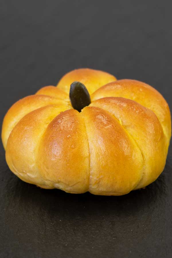 Pumpkin dinner roll