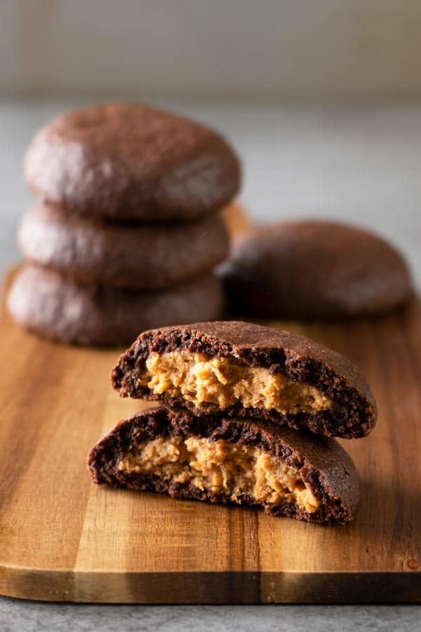 Galletas fáciles de mantequilla, rellenas de chocolate