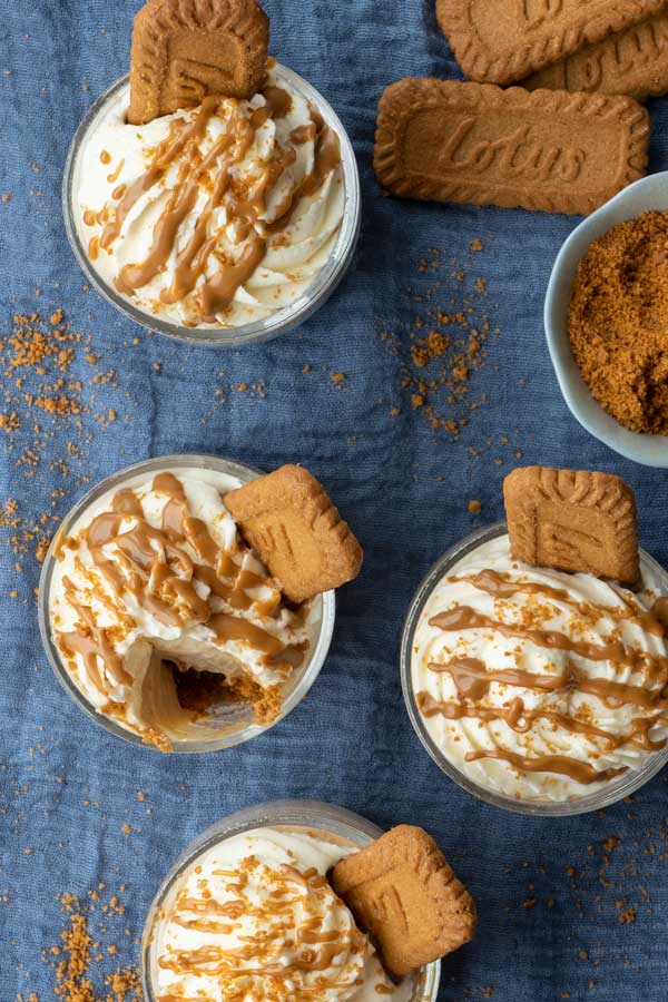 Vasitos con galletas Lotus, crema y chocolate, un postre fácil