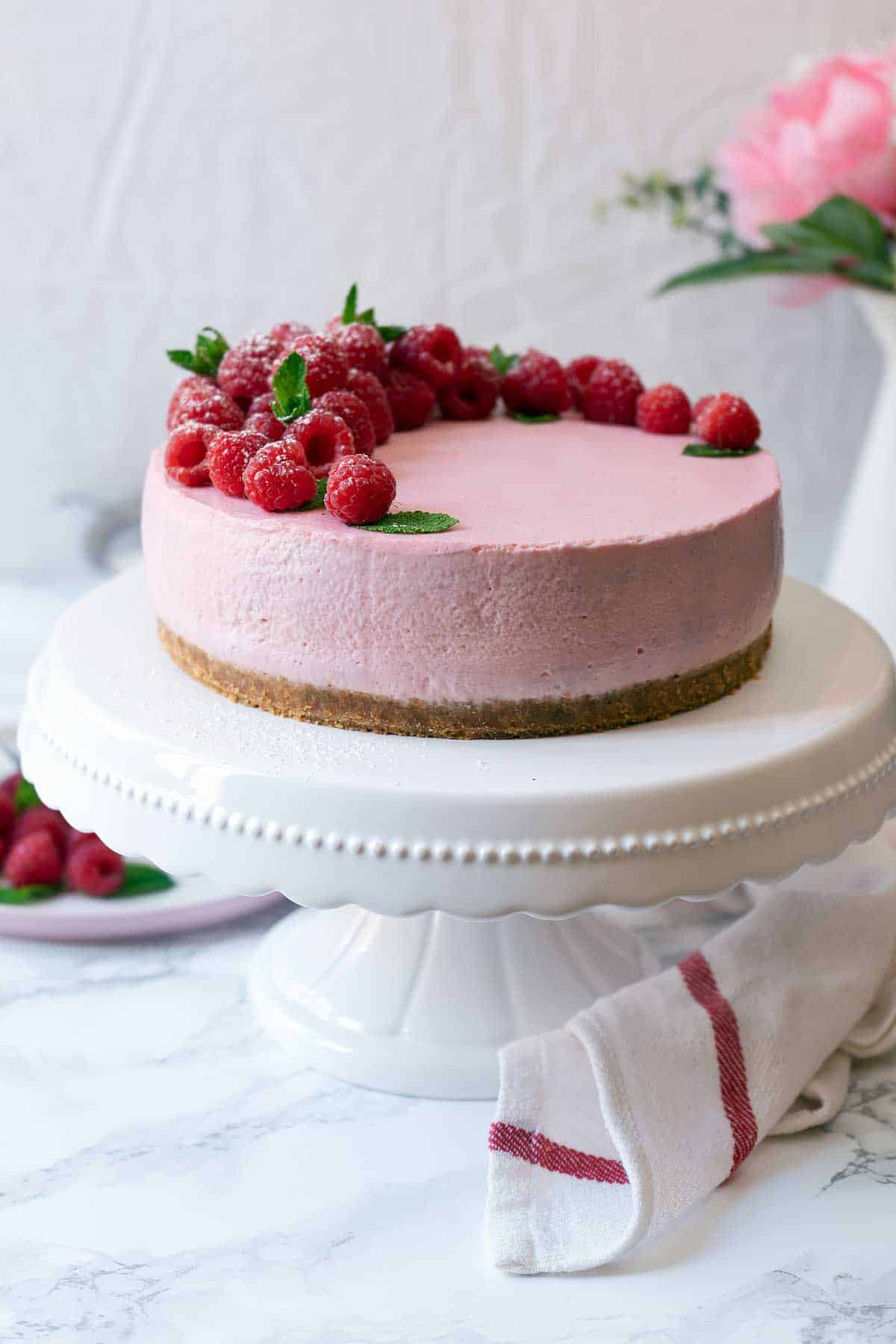 Raspberry cheesecake no-bake on a standing plate