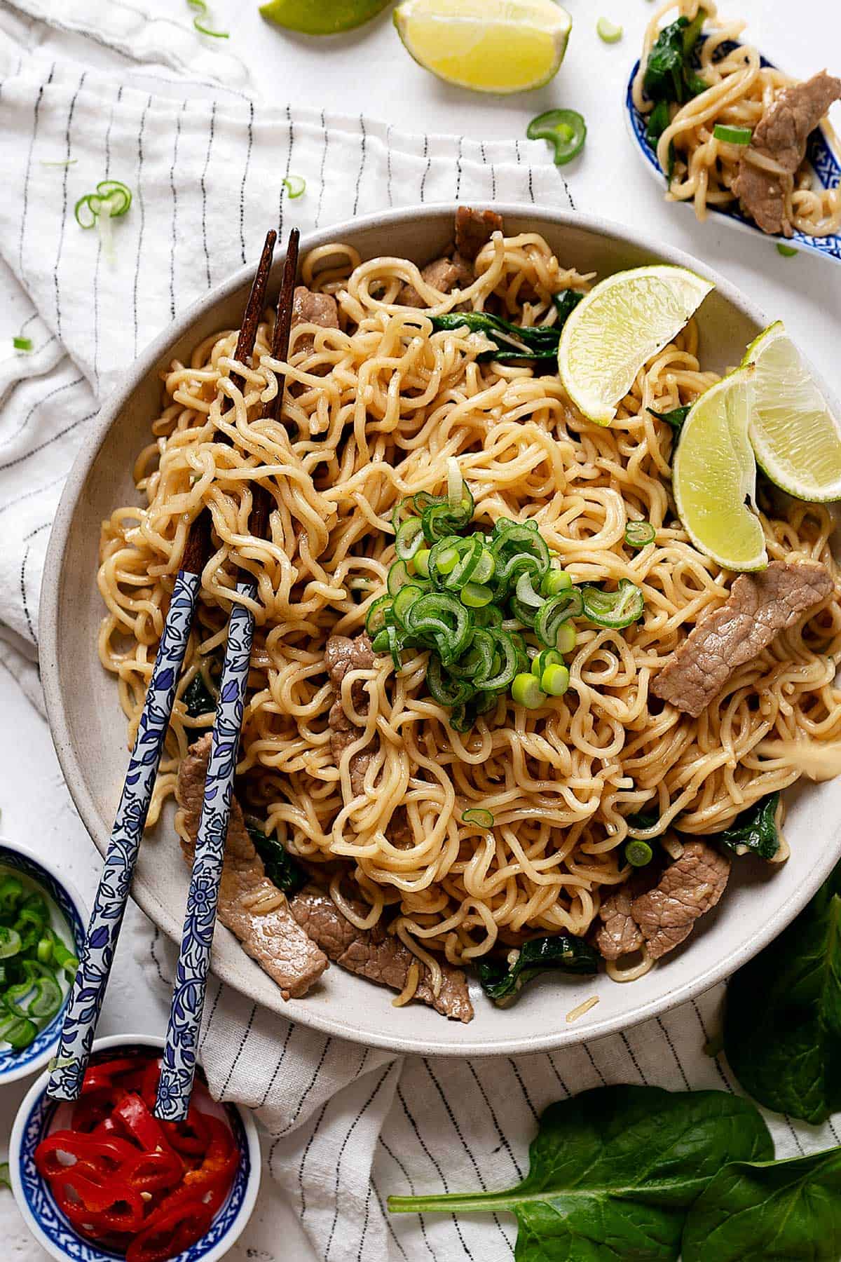10 minute lo mein noodles with beef in a plate view from top