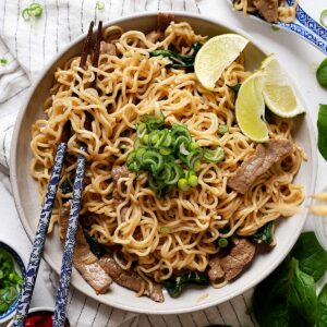 Lo mein noodles with beef in a plate view from top