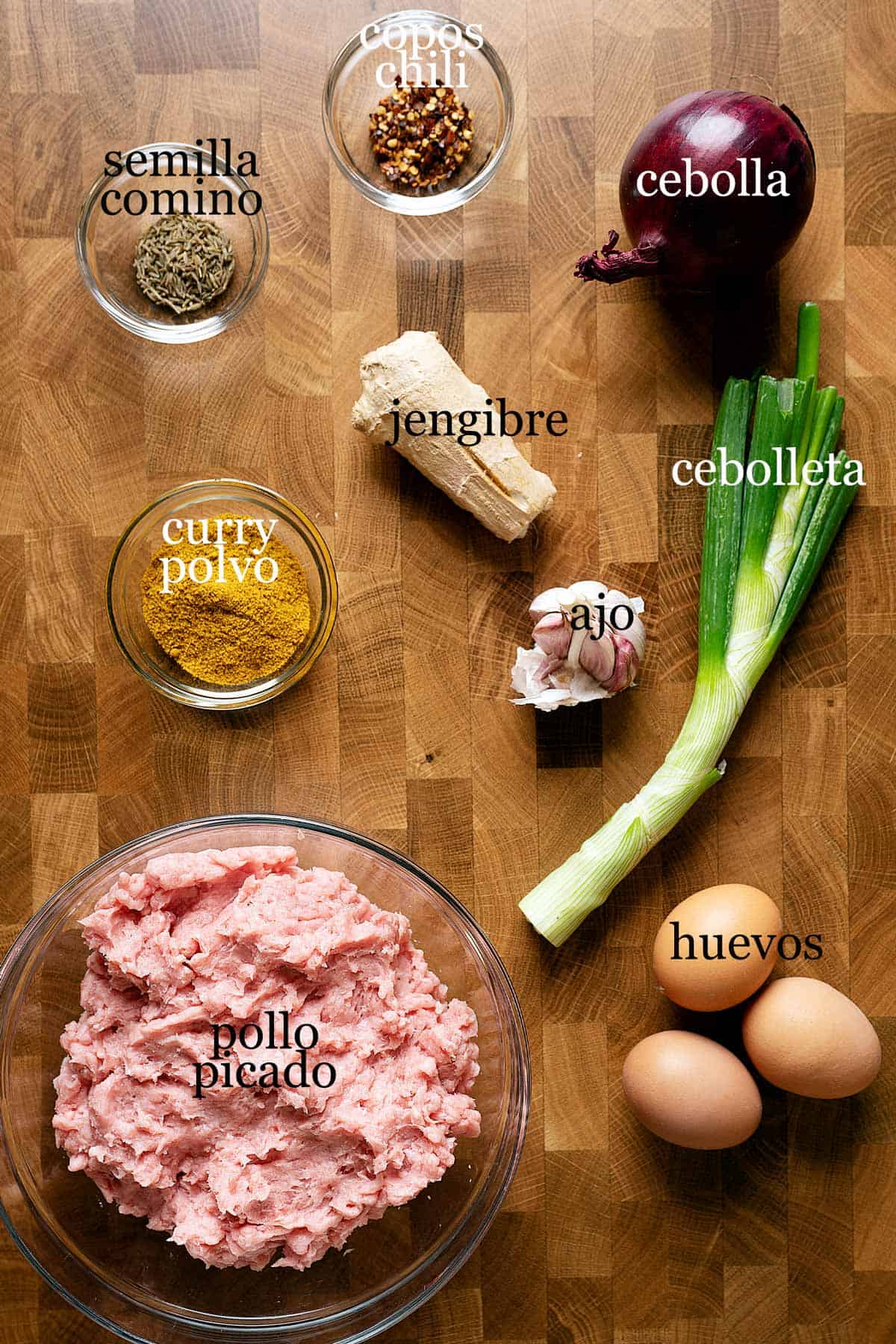 Ingredientes para hacer murtabak de pollo.