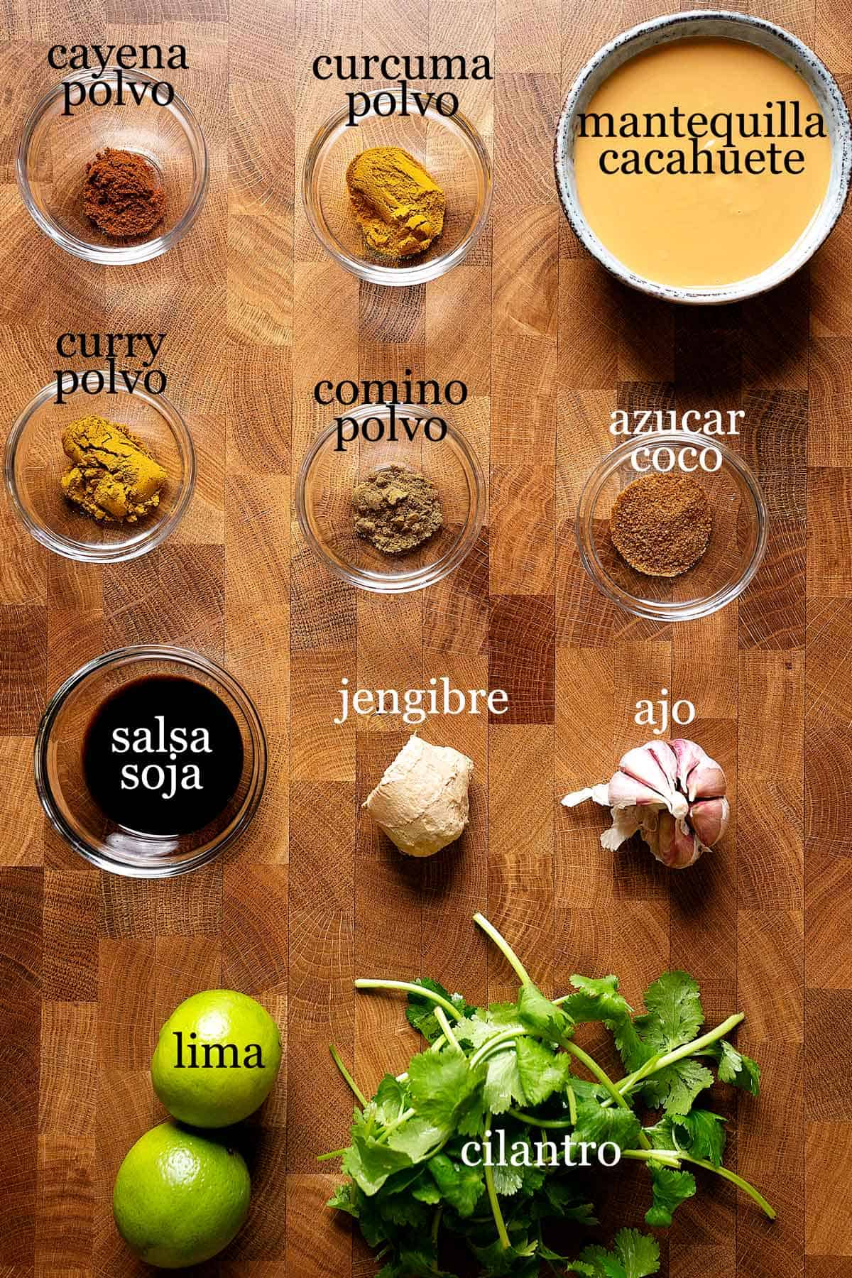 ingredientes para hacer salsa de cacahuete satay.