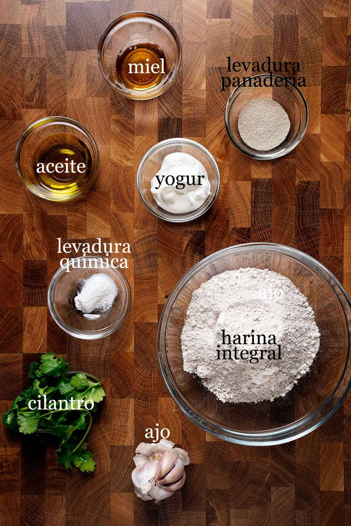 ingredientes para pan naan de ajo integral.