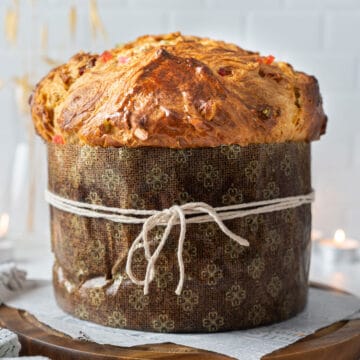 Panettone on a wooden plate.