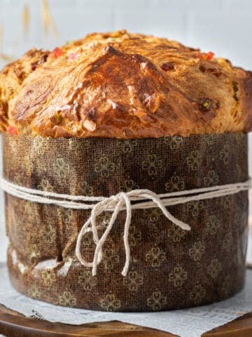 Panettone on a wooden plate.