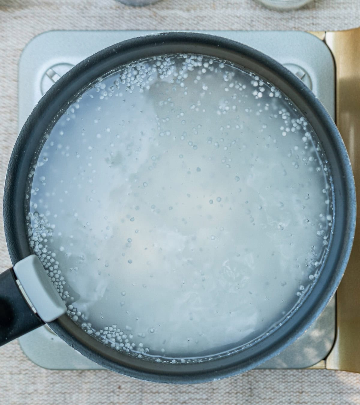 Gently boiling the sago.