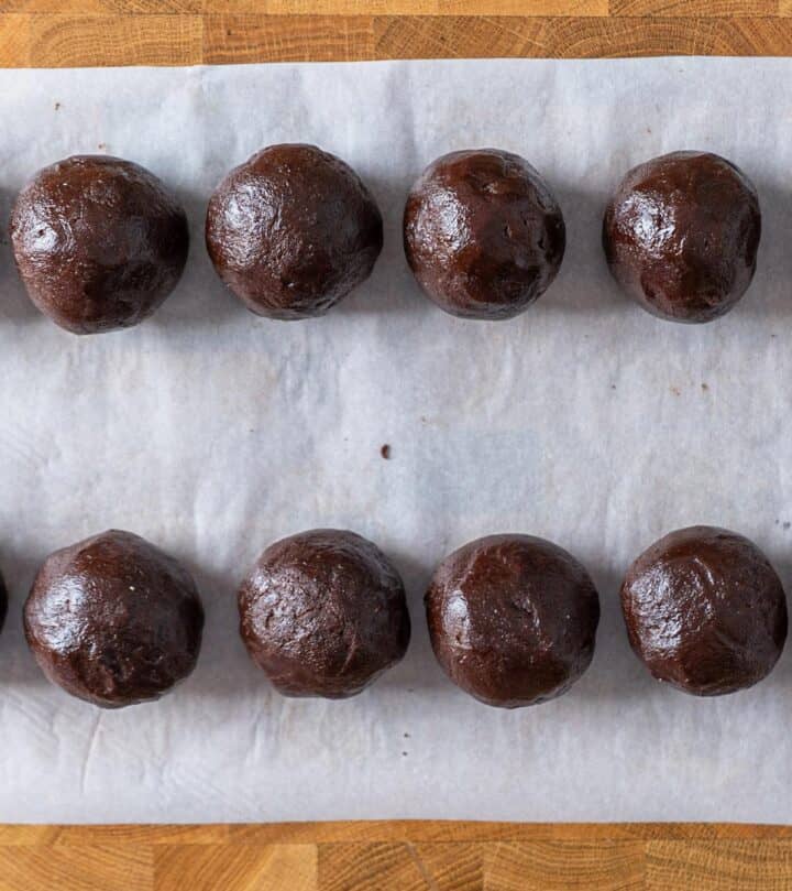 Adding frozen pistachio filling, sealing cookie edges before rolling smooth.