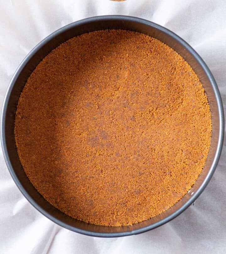 Mixing crushed cookies with spices and pressing to the pan.